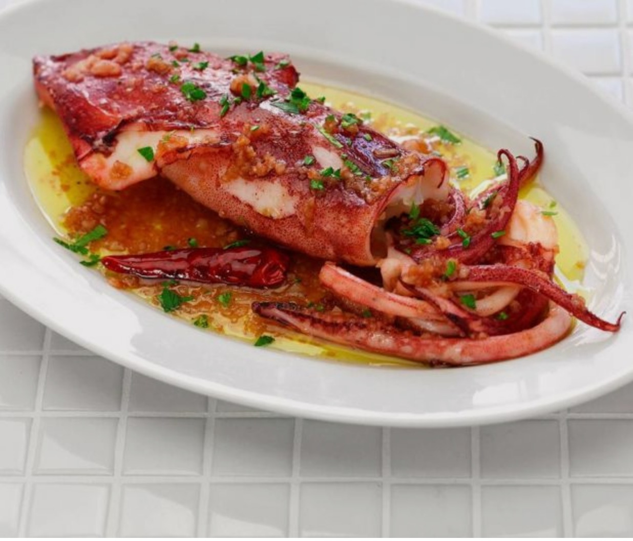 Espaguetis de calabacín acompañado de calamar en aceite con langostinos y pan tipo wasa